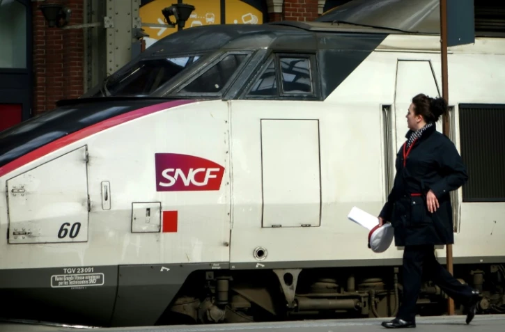 Une employée de la SNCF sur un quai de TGV à Lille, le 2 avril 2018 