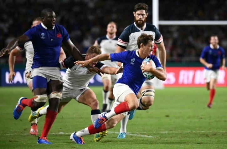Le demi de mêlée du XV de France Baptiste Serin tente de s'échapper avec le ballon face aux Etats-Unis au Mondial, le 2 octobre 2019 à Fukuoka