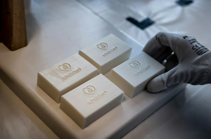 Dans l'atelier de l'ESAT, une personne range des savons d?hôtel recyclés, le 24 mars 2021 à Vaulx-en-Velin