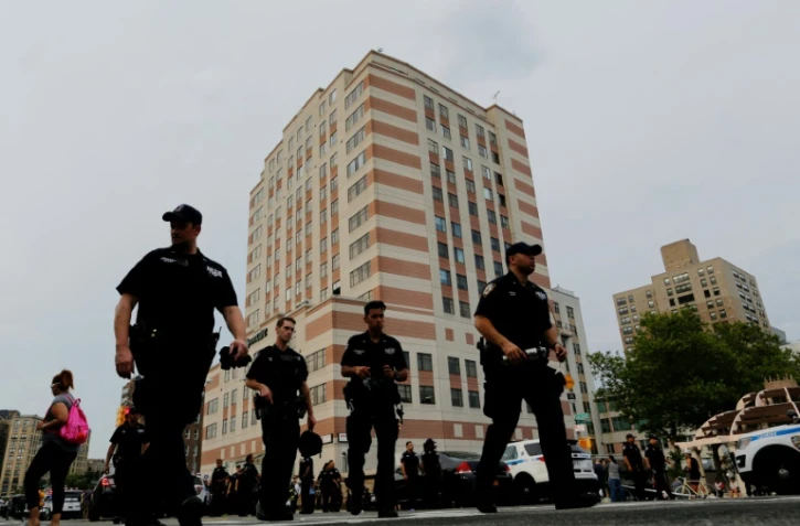 Des policiers devant le Lebanon Hospital à New York le 30 juin 2017, où un homme a ouvert le feu