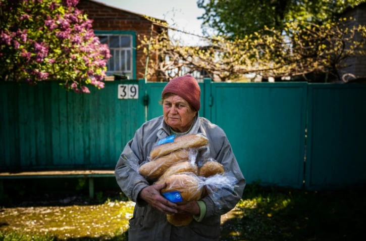 Du pain provenant de l'aide humanitaire à Siversk, dans la région orientale ukrainienne de Donetsk, le 2 mai 2023