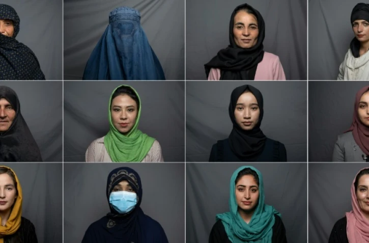 Des femmes posant pour des portraits dans différentes villes d'Afghanistan, dans une combinaison de photos créée le 9 août 2022 
