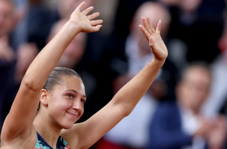 Diane Parry après sa victoire sur la Tchèque Barbora Krejcikova, tenante du titre, au premier tour de Roland-Garros le 23 mai 2022 à Paris