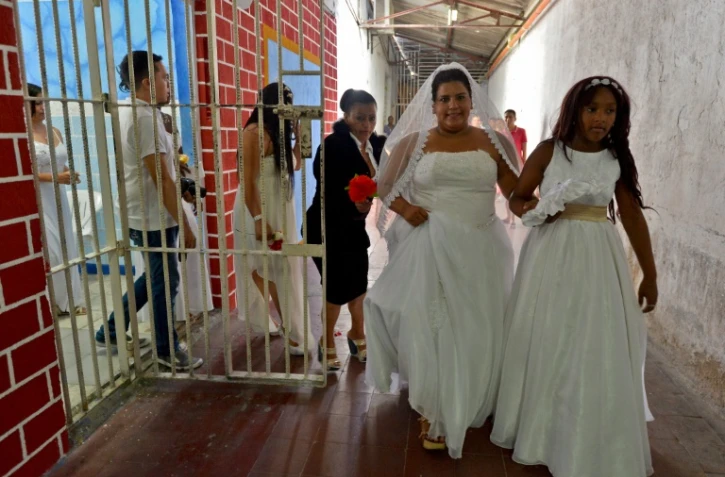 Les fiancées arrivent à la prison de Villahermosa pour une céromonie de mariages collectifs, le 19 août 2016 à Cali, en Colombie