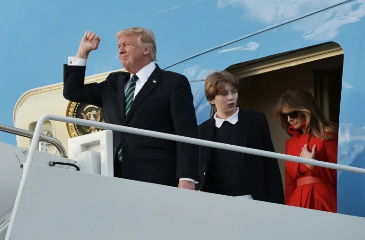 Le président américain Donald Trump, son fils Barron et sa femme Melania sortent d'Air Force One à Palm Beach (Floride), le 17 mars 2017 