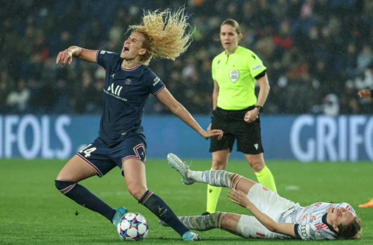 Kheira Hamraoui, en noir, lors d'un match entre le Paris Saint-Germain (PSG) et le FC Bayern Munich à Paris le 30 mars 2022