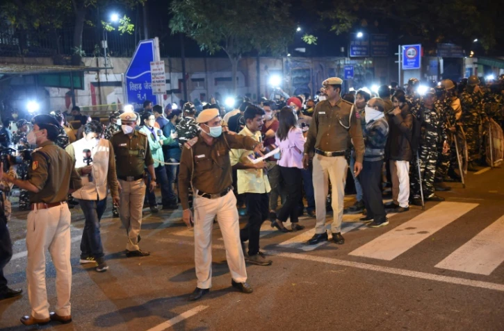 Des manifestants, des journalistes et policiers à l'extérieur de la prison de Tihar à New Delhi le 20 mars 2020