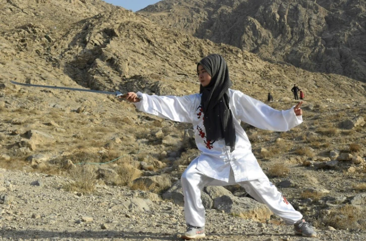 Une jeune fille de la communauté hazara pratique le Shaolin Kung Fu près de Quetta (Pakistan) le 31 janvier 2021