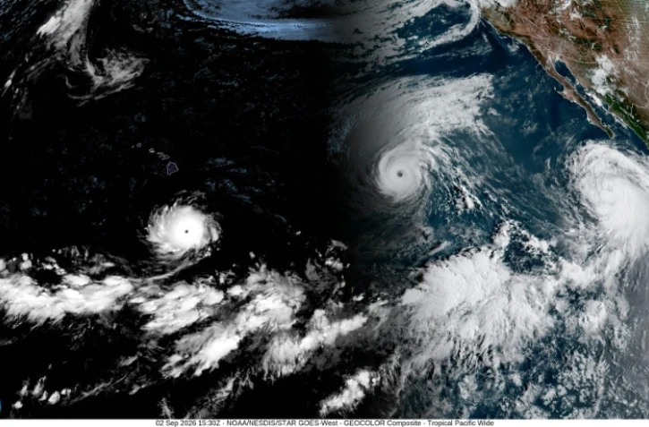 Vue satellite des trois ouragans Lowell, Karina et Marie au-dessus de l'océan Pacifique le 2 septembre 2026 (images de la NOAA, l'Agence américaine d'observation océanique et atmosphérique