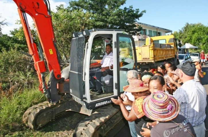 Les travaux de la RHI (Résorption de l'habitat insalubre) de Bois de Nèfles, ont été lancés le jeudi 9 juin 2011 (photo: Emmanuel Blivet)