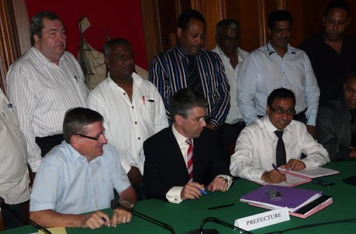 Jeudi 9 juin 2011: Signature de la charte de bonne pratique (photo Mounice Najafaly)