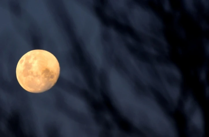 Super lune cuivrée au-dessus d'Assuncion, le 24 mai 2021