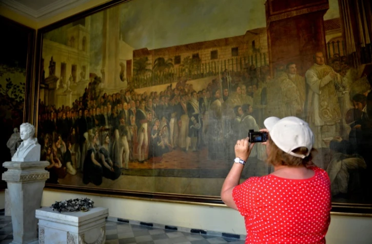 Une touriste prend en photo une toile de Jean-Baptiste Vermay, la Havane, le 12 avril 2019