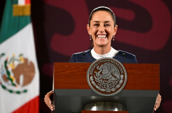 La présidente du Mexique Claudia Sheinbaum sourit lors d'une conférence de presse au Palais national le 10 juin 2024 à Mexico. L'ex-maire de Mexico doit être officiellement investie mardi 1er octobre 2024 66e présidente du Mexique, et première femme à la tête de l'Etat