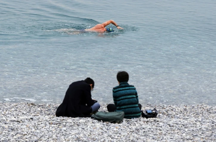 Un nageur dans la Méditerranée à Nice le 18 décembre 2015