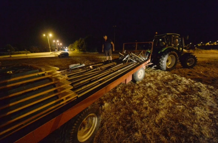De sproducteurs de lait démontent des barrières à Changé, près de Laval, le 27 août 2016
