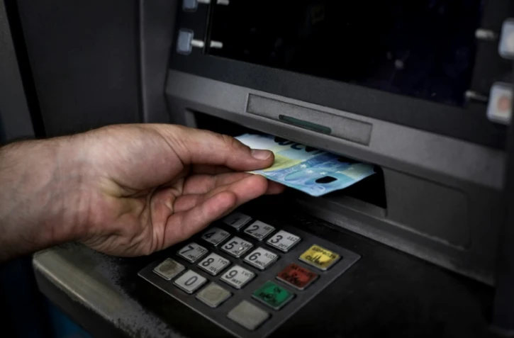 ces pirates étaient capables de commander à distance des distributeurs automatiques de billets, qu'ils programmaient pour distribuer de l'argent à un moment précis