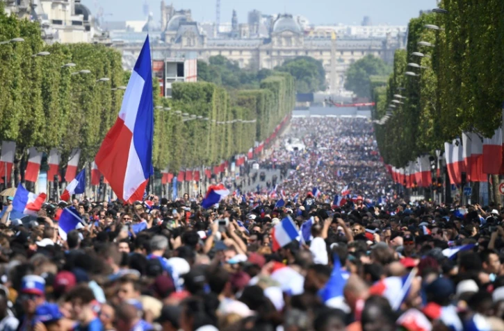 Des centaines de milliers de supporters attendent les Bleus champions du monde sur les Champs-Elysées à Paris le 16 juillet 2018