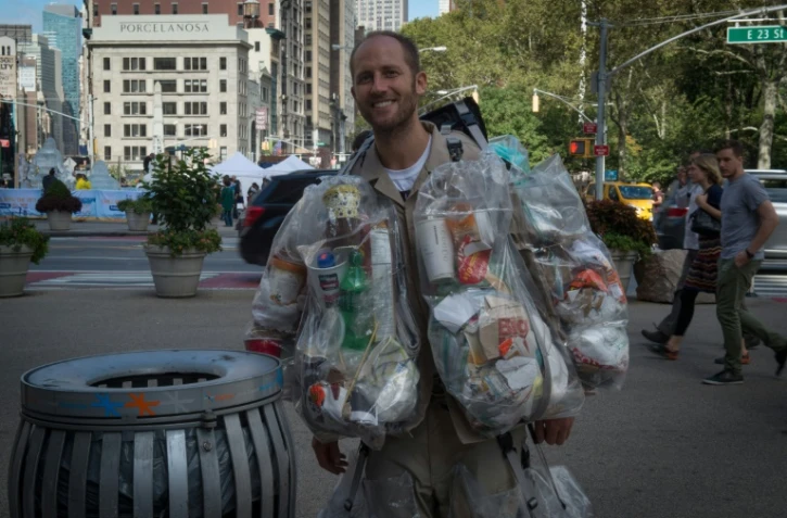 Le militant écologiste Rob Greenfield se promène avec des détritus qu'il à produit lui-même en un mois à New York, le 4 octobre 2016