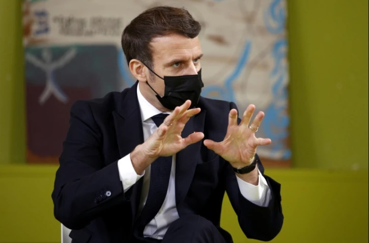 Emmanuel Macron rencontre des étudiants à la Maison des Etudiants de l'université Paris Saclay à Saclay dans l'Essonne, le 21 janvier 2021