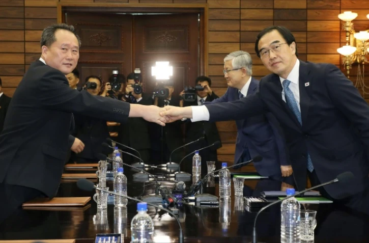 Le ministre sud-coréen de l'Unification Cho Myoung-gyon (d), à la tête de la délégation sud-coréenne, et le chef de la délégation nord-coréenne, Ri Son Gwon, le 13 août 2018 à Panmunjom, dans la zone démilitarisée séparant les deux Corées