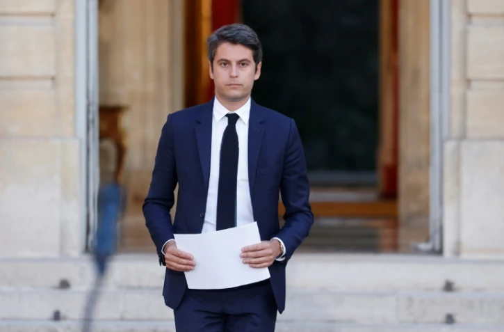 Le Premier ministre Gabriel Attal sur le parvis de Matignon à Paris le le 7 juillet 2024 avant son discours au soir du second tour des élections législatives