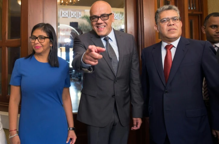 La présidente de l'Assemblée constituante vénézuelienne Delcy Rodriguez, le maire de la commune de Libertador, Jorge Rodriguez et le ministre vénézuelien de l'Education Elias Jaua, à Saint-Domingue avant une réunion avec les membres de l'opposition vénézuelienne, le 1er décembre 2017.