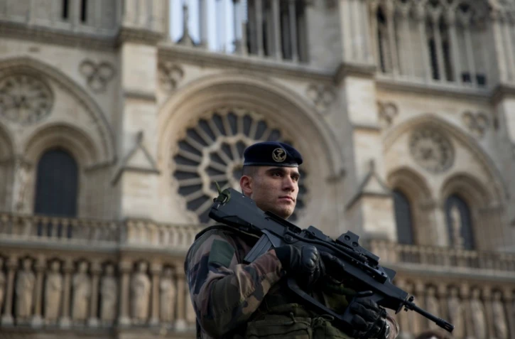 Un soldat du dispositif de surveillance "Sentinelle" devant Notre Dame de Paris, le 30 décembre 2015