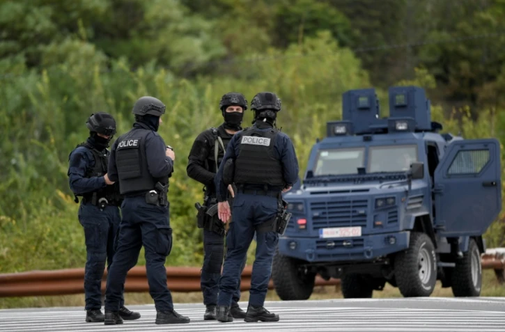 Des policiers à l'entrée du village de Banjska, le 25 septembre 2023 au Kosovo