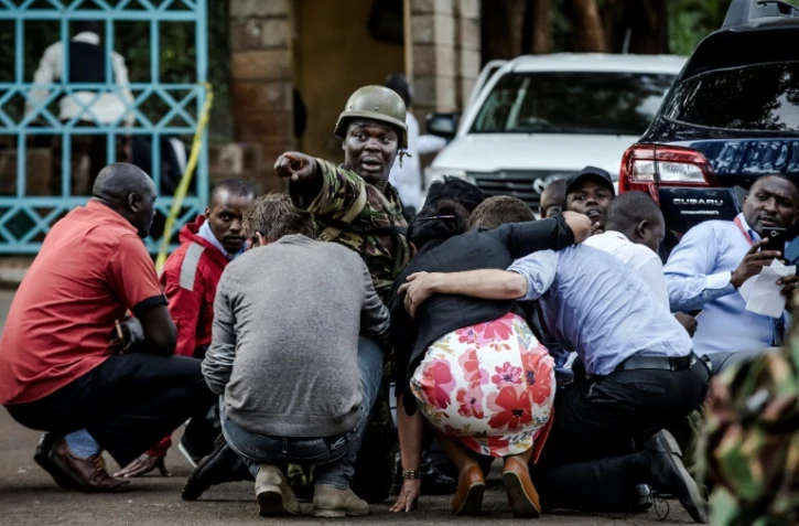 Des militaires protégent des civils, le 15 janvier 2019, près d'un complexe hôtelier de Nairobi, attaqué par des jihadistes.