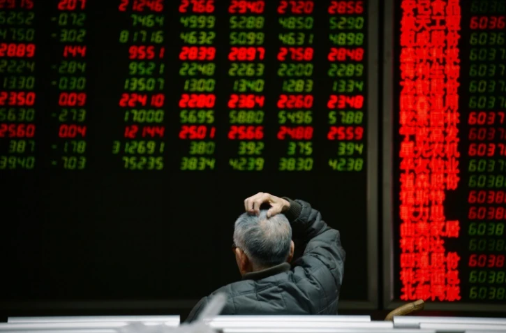 Un investisseur regarde des écrans de cotations dans une maison de titres à Pékin, le 14 janvier 2016