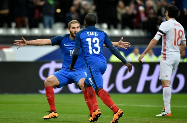Ngolo Kanté et André-Pierre Gignac célèbrent l'ouverture du score par Kante lors du match France - Russie, le 29 mars 2016 au Stade de France