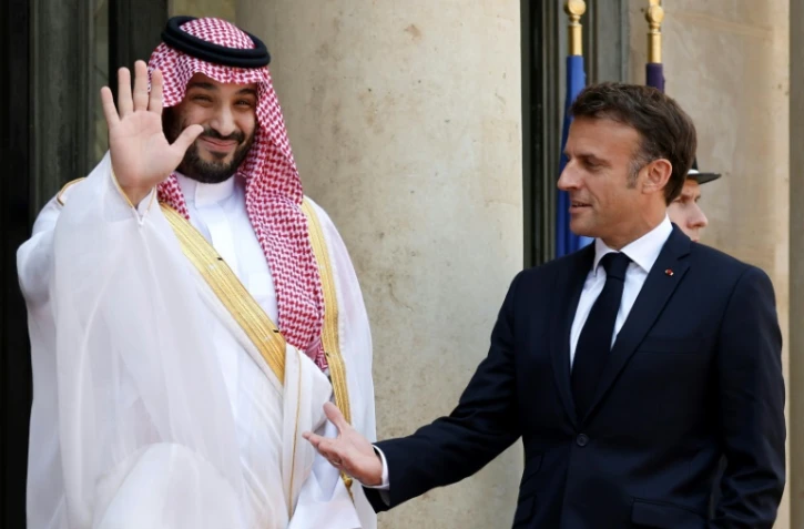 Le président français Emmanuel Macron accueille le prince héritier saoudien Mohammed ben Salman pour des entretiens au palais de l'Elysée à Paris, le 16 juin 2023
