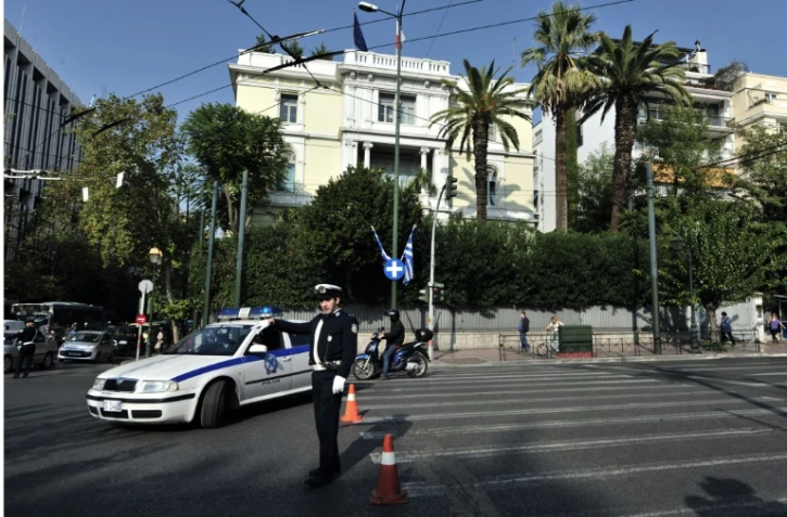 Un véhicule de police devant l'ambassade de France à Athènes, le 4 novembre 2010