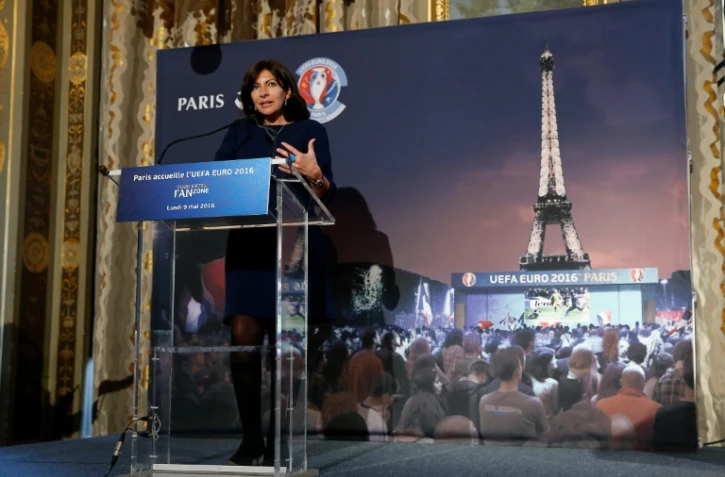 La maire de Paris Anne Hidalgo s'exprime devant les médias, le 9 mai 2016 à Paris, au sujet de la fan-zone prévue au Champs-de-Mars, près de la Tour Eiffel