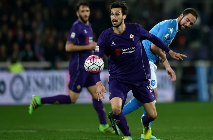 Photo prise le 29 février 2016 montrant le défenseur italien de la Fiorentina, Davide Astori (c), lors d'un match de Serie A face à Naples, à Florence
