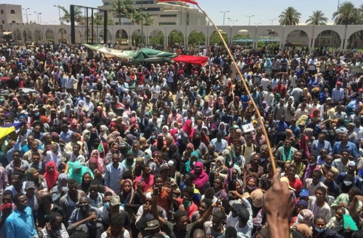 Des milliers de personnes manifestent le 6 avril 2019 près du QG de l'armée à Khartoum