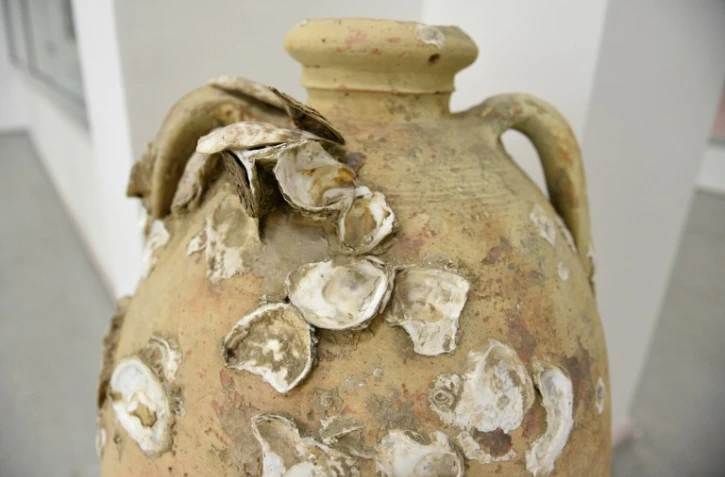 Une amphore du 4e siècle avant JC trouvée dans les eaux de Butrint, au musée national d'archéologie en Albanie à Tirana le 24 septembre 2018