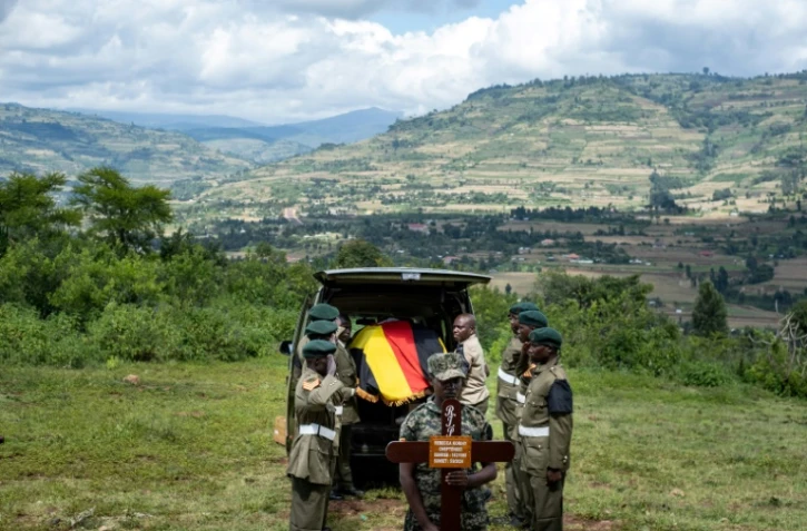 Des officiers de l'armée ougandaise transportent le cercueil de l'athlète ougandaise Rebecca Cheptegei, qui était aussi sergent de l'armée ougandaise, dans la localité de Bukwo, le 14 septembre 2024, en Ouganda