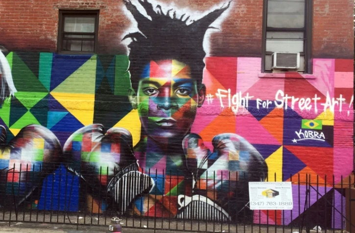 Une fresque murale représentant l'artiste américain Jean-Michel Basquiat, dans le quartier de Brooklyn à New-York, le 10 juillet 2017