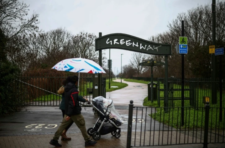 Des piétons avec une poussette passent devant le carrefour de Greenway et de High Street South à East Ham, dans l'est de Londres, le 13 janvier 2026, où le bébé Elsa a été retrouvé en janvier 2024