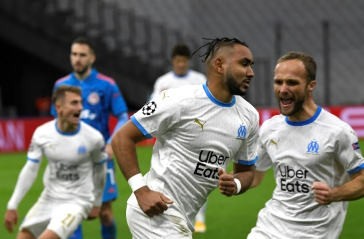 L'attaquant français Dimitri Payet, célèbre son but sur pénalty à côté de l'attaquant Valère Germain, lors du match de Ligue des Champions contre l'Olympiakos, le 1er décembre 2020 au stade Vélodrome