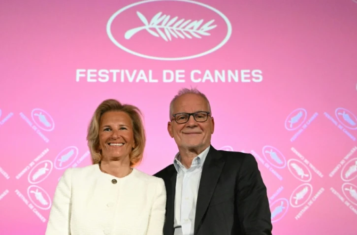 Le délégué général du festival, Thierry Fremaux (droite), et la présidente du festival, Iris Knobloch, posent lors d'une conférence de presse pour annoncer la sélection officielle de la 78e édition du Festival de Cannes, au cinéma UGC Montparnasse à Paris, le 10 avril 2025