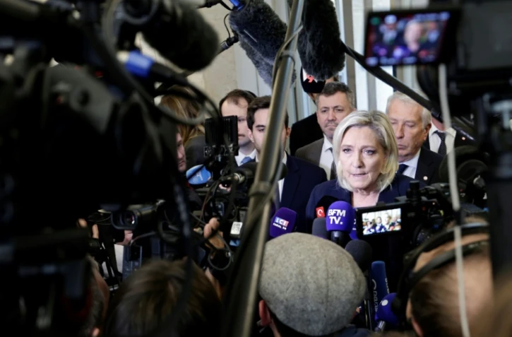 Marine Le Pen, présidente du groupe des députés du Rassemblement national, répond aux questions de journalistes à l'Assemblée nationale à Paris, le 2 décembre 2024