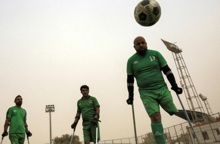 Ces hommes, qui ont perdu un bras ou une jambe dans la guerre et les violences ayant ensanglanté l'Irak, font partie aujourd'hui d'une équipe de football pour amputés, Bagdad le 10 mai 2022