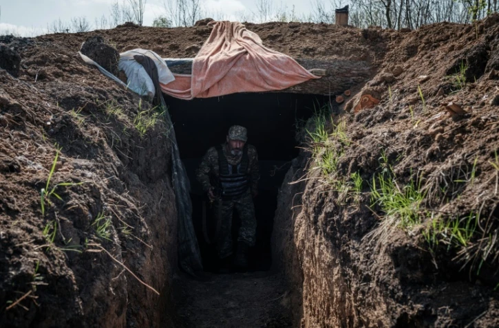Un soldat ukrainien dans une tranchée près de Barvinkove, dans l'est de l'Ukraine, le 25 avril 2022