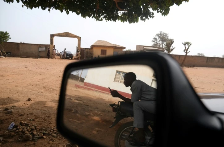 Un homme consulte son téléphone, à Kankara, dans le Nord-Ouest du Nigeria, le 16 décembre 2020