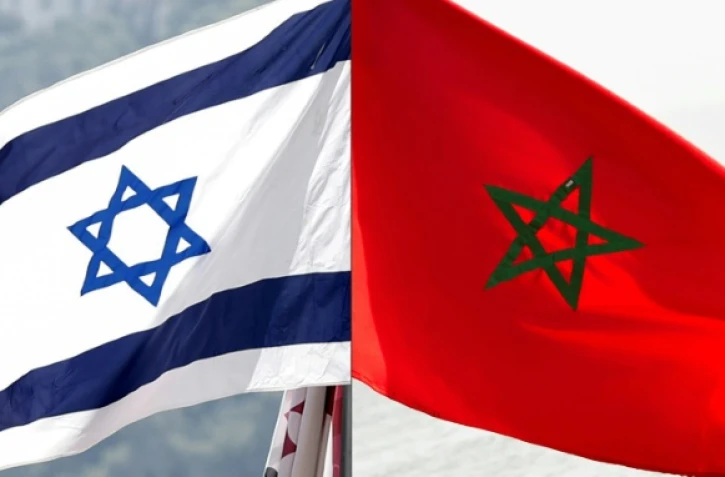 Photo montage datant du 10 décembre 2020 du drapeau israélien (g) et marocain (d) pour illustrer la normalisation des relations entre le Maroc et Israël