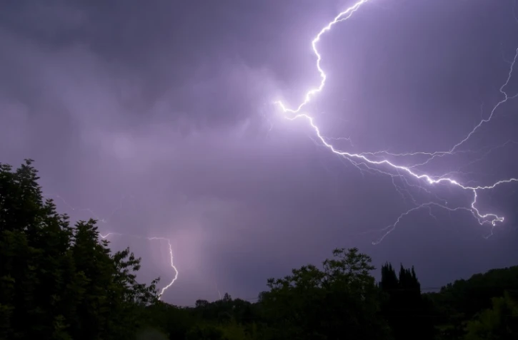 Météo-France a placé mardi le Gard et l'Hérault en vigilance absolue, en raison d'"orages stationnaires" et de volumes de précipitations exceptionnels, tandis que 25 départements du Centre-Est et du Nord-Est restent en vigilance orange aux orages mardi soir