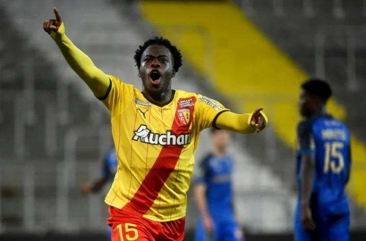 Le jeune attaquant lensois Arnaud Kalimuendo célèbre son but, le premier du RC Lens, contre Reims au Stade Bollaert, le 1er octobre 2021 